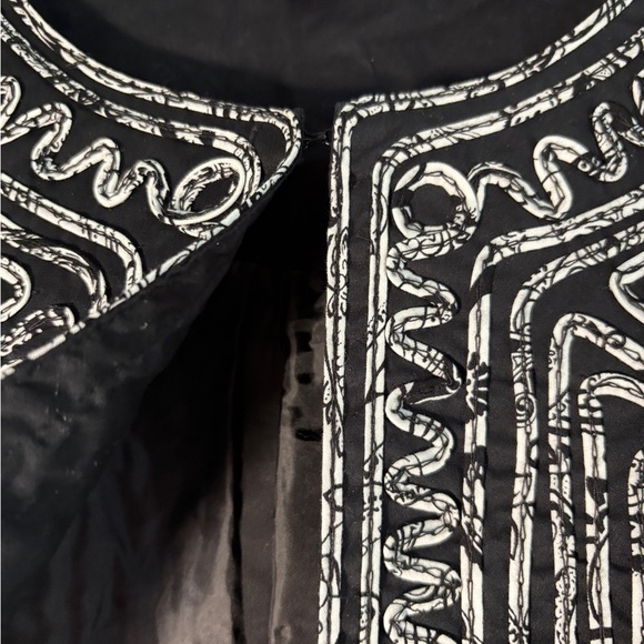 Black and White Appliqued Patterned Jacket Sz M 3/4 Sleeve SKU 11 - Picture 4 of 13